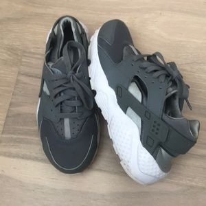 Nike Huarache Run (GS) size 5.5Y women’s 7